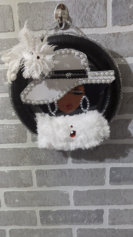 hang in the wall Black White Feather Design Lady Wreath