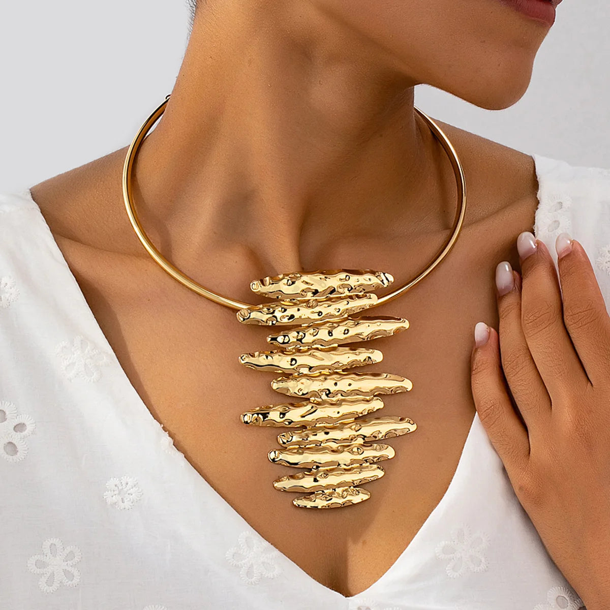 Model Using Fashion Irregular Geometric Texture Choker Necklace
