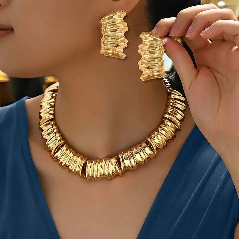 model using Gypsy Punk Chunky Chain Necklace Set