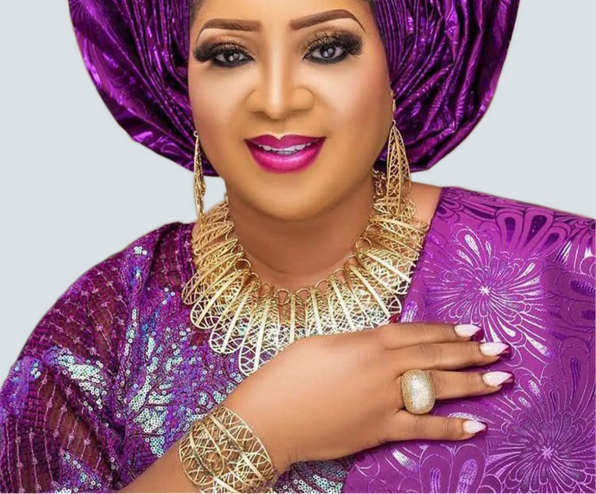 Model using Italian Cutout Feather Design Jewelry Sets