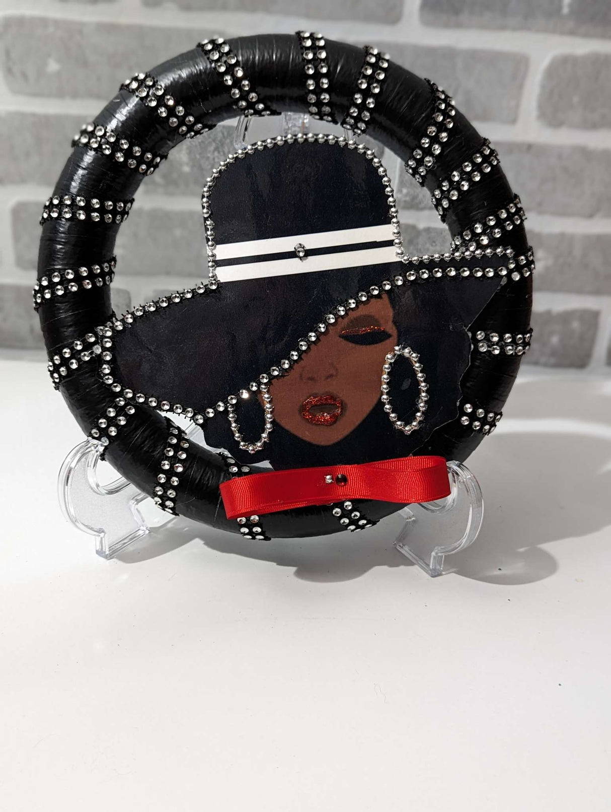black lady wreath set in the table