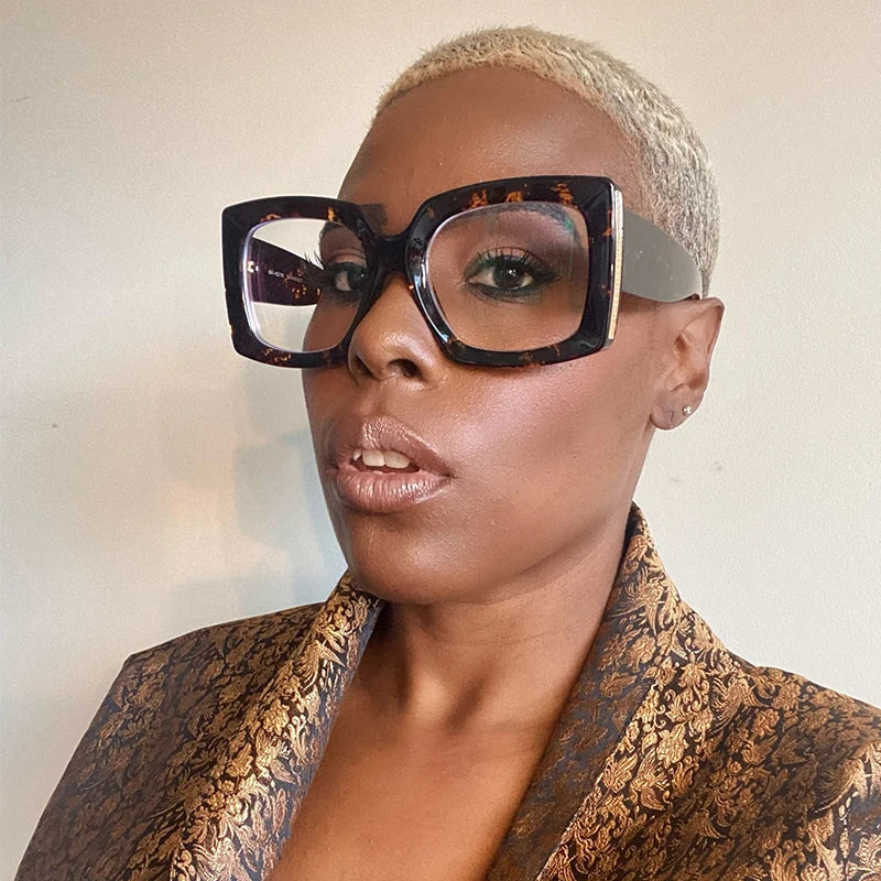 Model Using Oversize Blue Light Blocking Nearsighted Eyewear