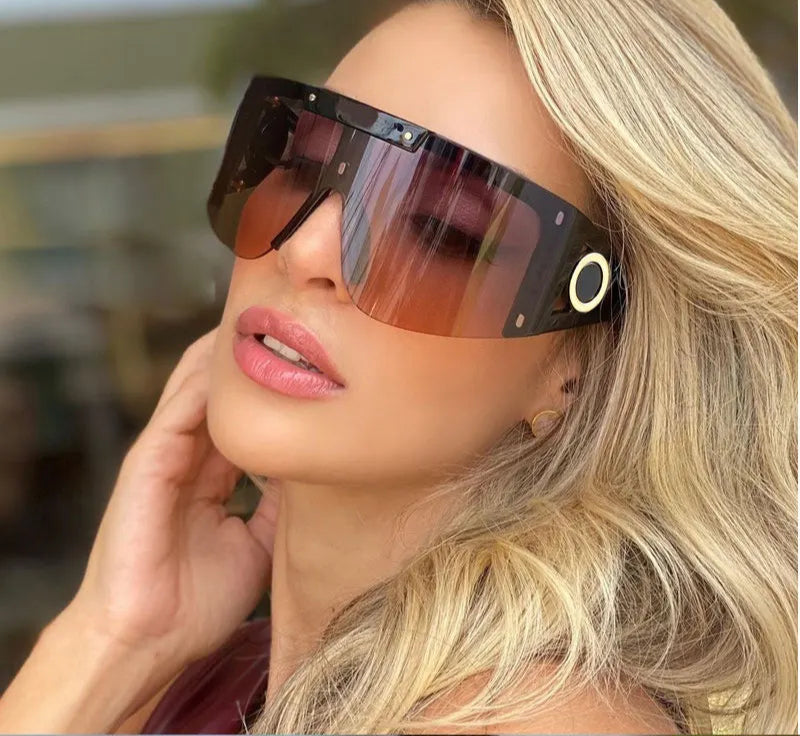 Model using Oversized Goggle UV400 Vintage Sunglasses