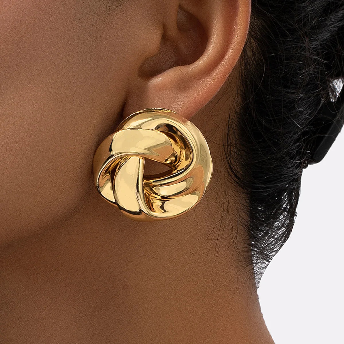 Model Using Pearl Metal Irregular Earring