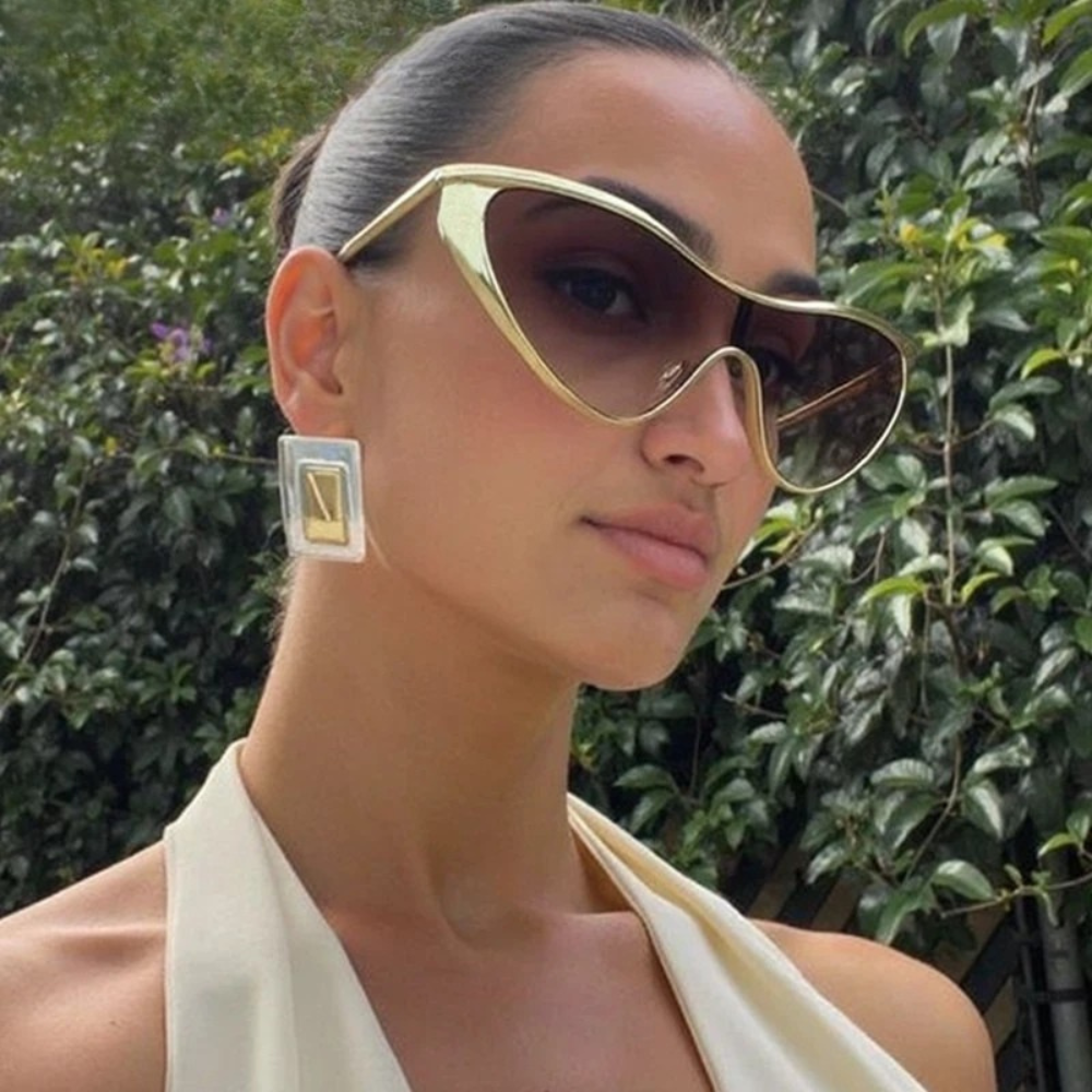 model using Punk Cat Eye Sunglasses