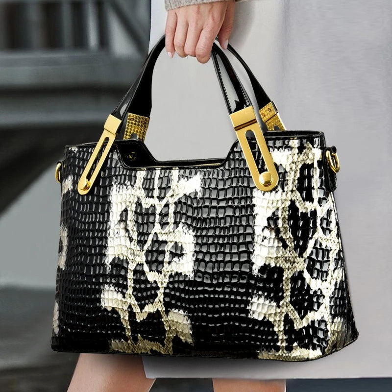 Model holding Retro Crocodile Pattern Crossbody Bag