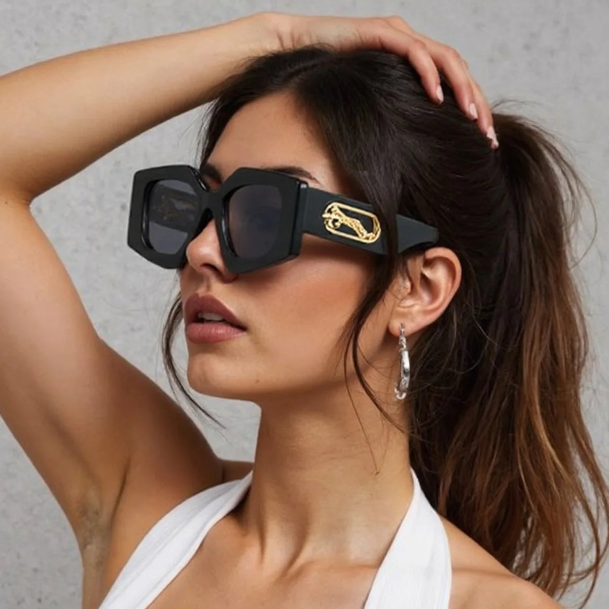 model using Retro Oval Sunglasses black