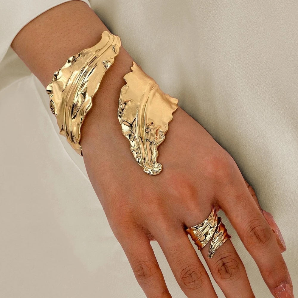 Model Using Vintage Pleated Leaf Bracelet Spiral Girls Accessories