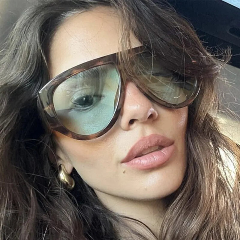 Model Using Windproof Punk Oversized Pilot Big Frame Sunglasses