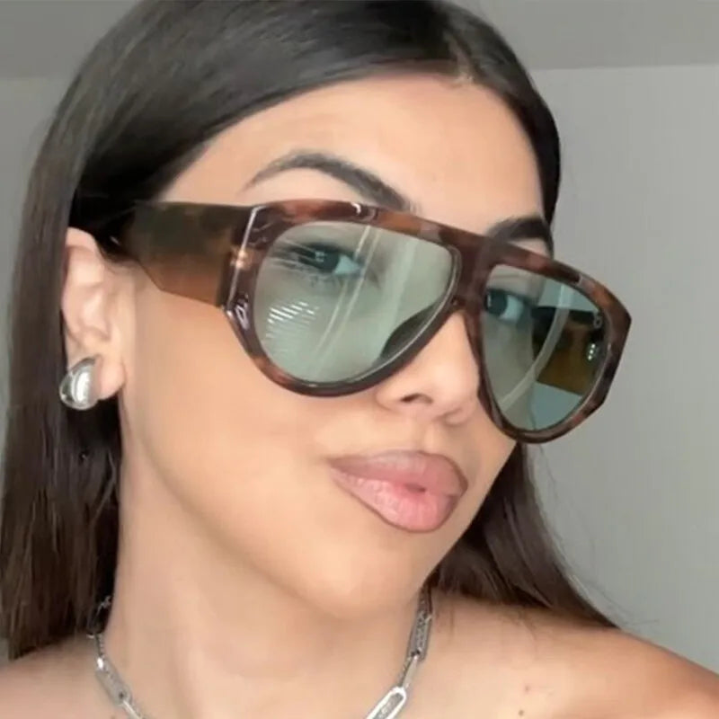 Model using Windproof Punk Oversized Pilot Big Frame Sunglasses