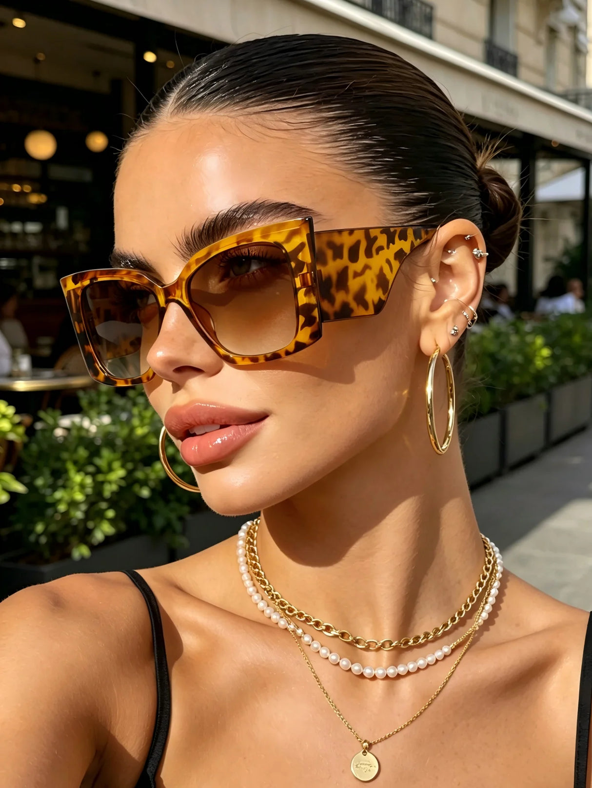 Women’s large cat-eye sunglasses with thick frame design, European-inspired fashion eyewear for outdoor travel and daily wear.