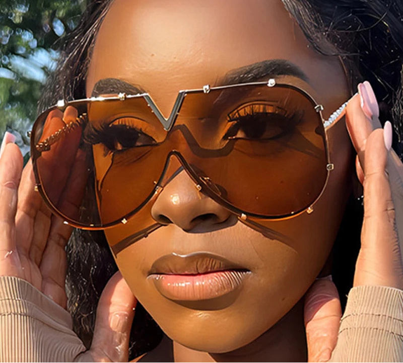 Women’s oversized pilot sunglasses with rivet metal frame and UV400 protection for driving, travel, and outdoor fashion.