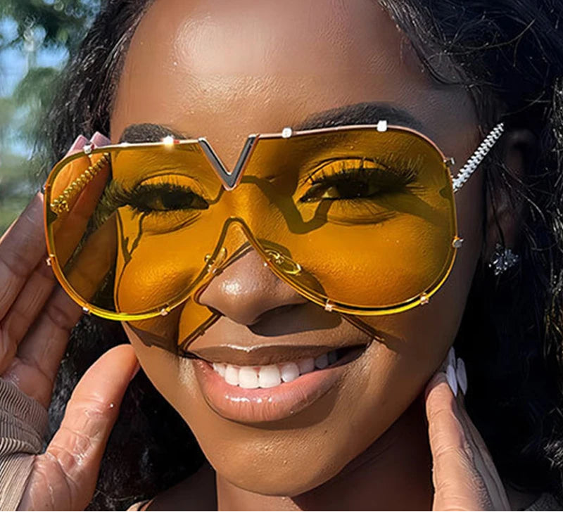 Women’s oversized pilot sunglasses with rivet metal frame and UV400 protection for driving, travel, and outdoor fashion.