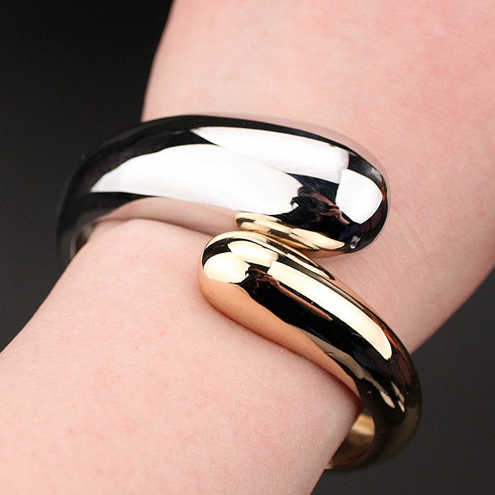 Wide-Opened Snake Bracelet Bangles