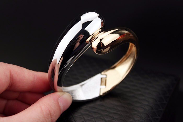 Wide-Opened Snake Bracelet Bangles