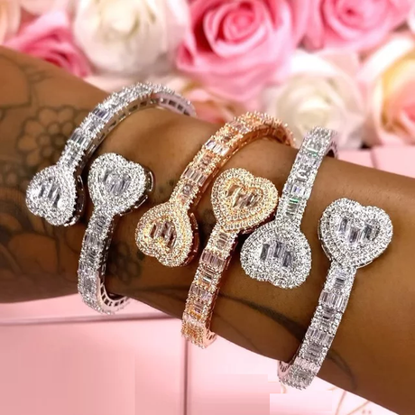 Dazzling Geometric Classic Heart-Shaped Bracelet
