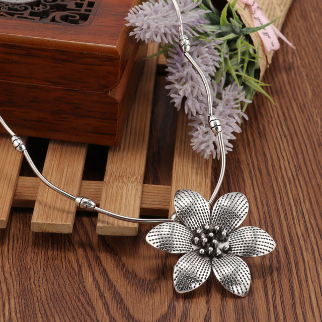 Flower Silver Carved Necklaces