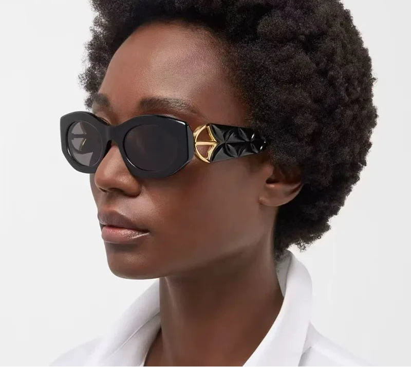 Model Using Classic Punk Popular Big Frame Cat Eye Sunglasses