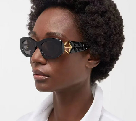 Model Using Classic Punk Popular Big Frame Cat Eye Sunglasses