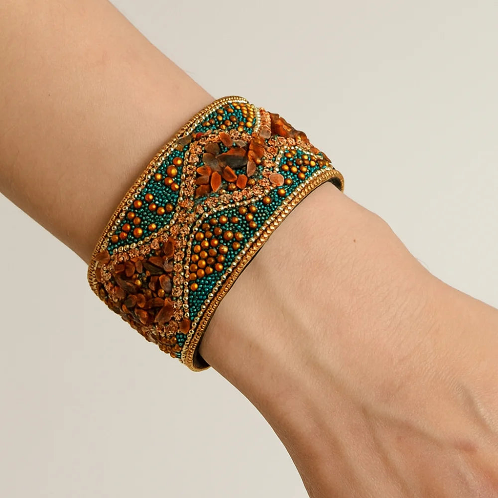 Model Using Ethnic Style Bohemian Rhinestone Acrylic Beads Bracelet