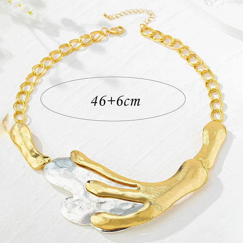 Size of Exaggerated Chain Pendant Claw Jewelry