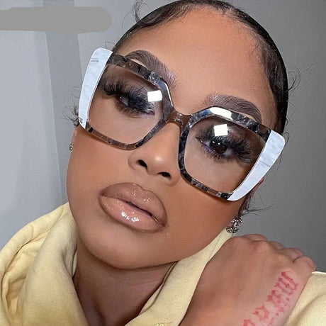 Model Using Fashion Anti-Blue Light Eyeglasses Optical Lens