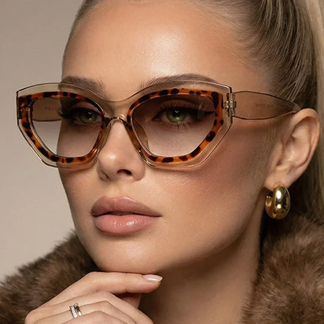 Model Using Fashion Cat Eye uv400 Vintage Sunglasses
