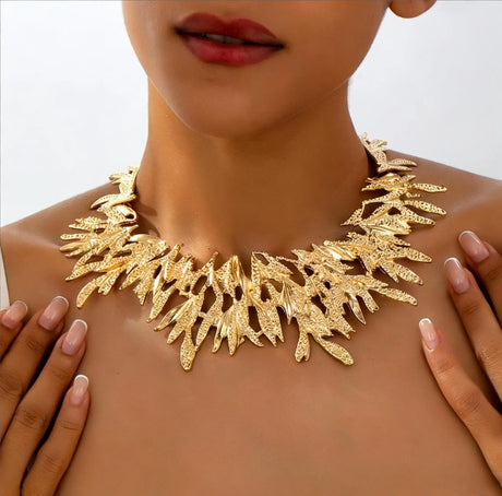 Model Using Luxurious Versatile Exaggerated Women's Metal Choker