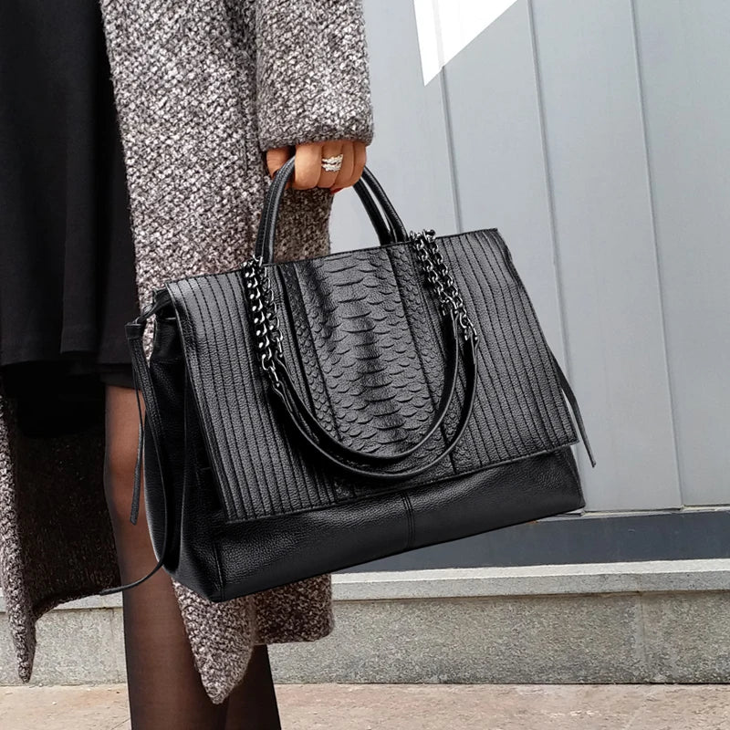 model using crocodile handbag 
