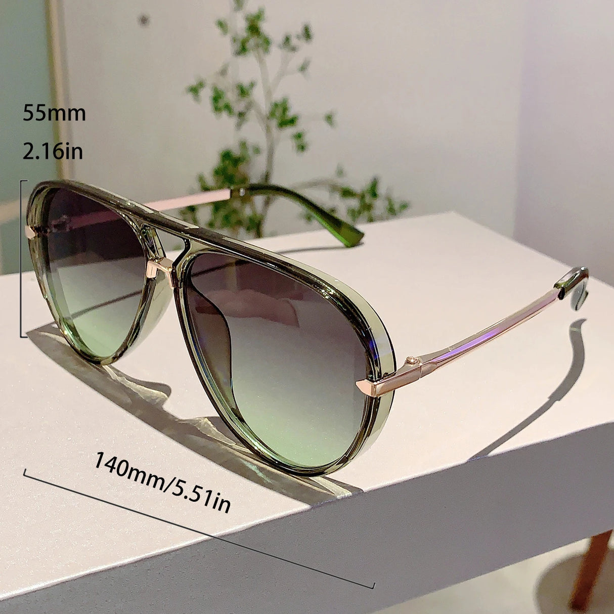 Size of Luxury Metal Decoration Women Sunglasses