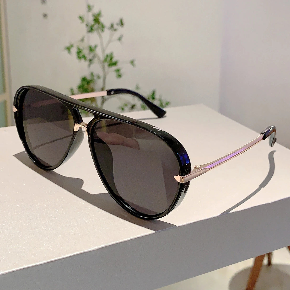 Black Luxury Metal Decoration Women Sunglasses
