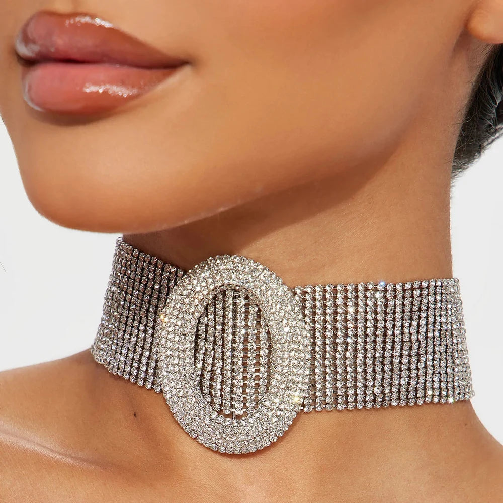 model using Oval Necklace Vintage