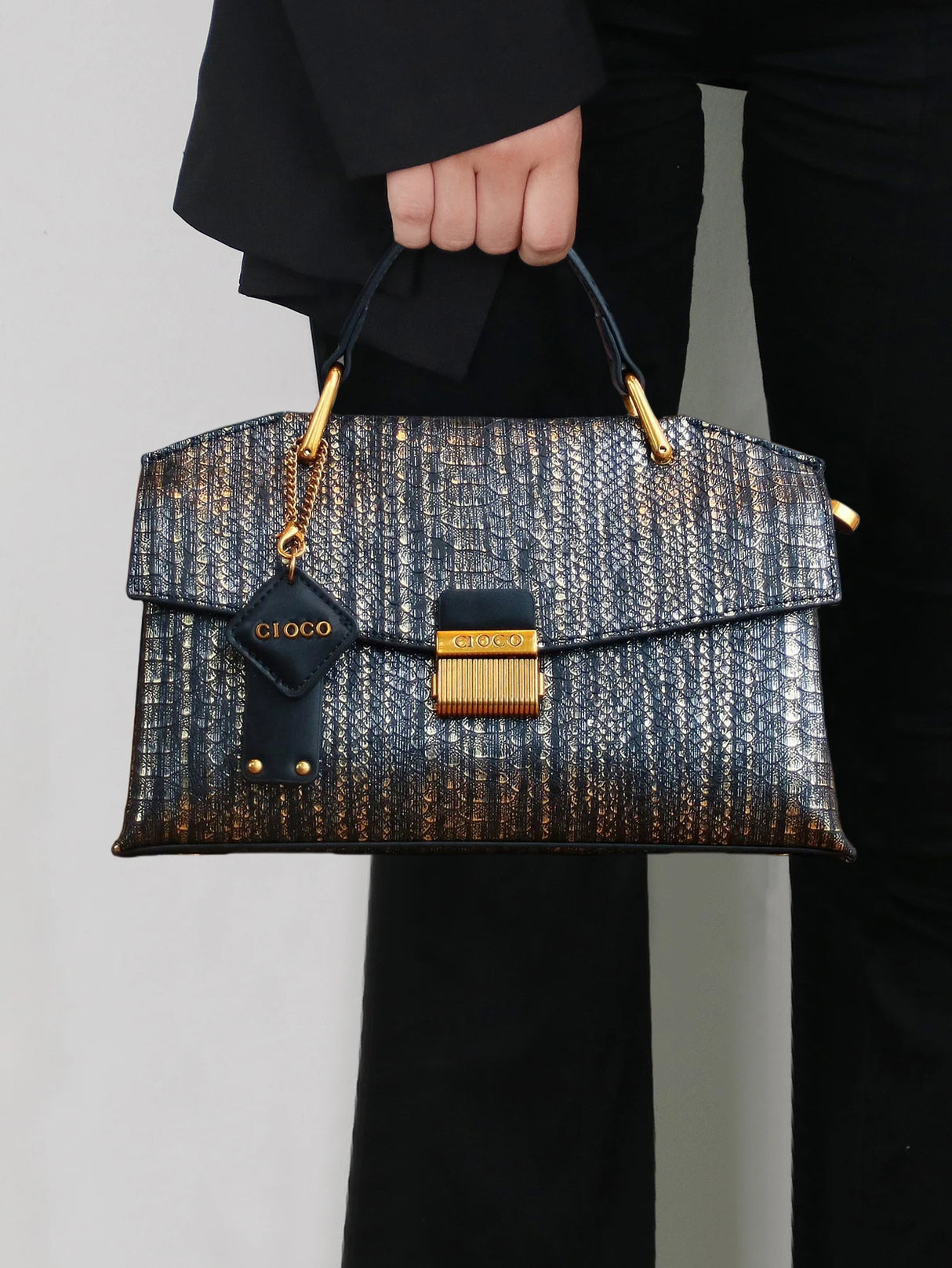 Model Holding Retro Snake-shaped High-grade Handbag