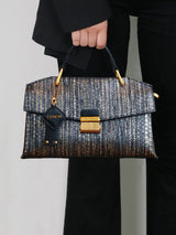 Model Holding Retro Snake-shaped High-grade Handbag