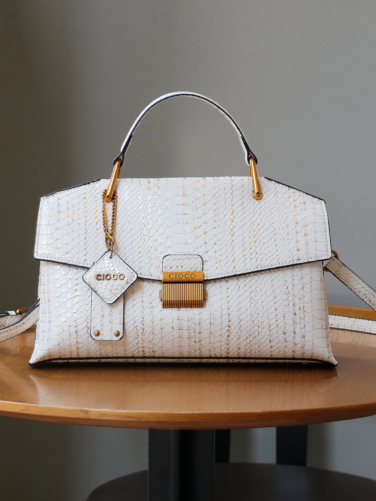 White Retro Snake-shaped High-grade Handbag