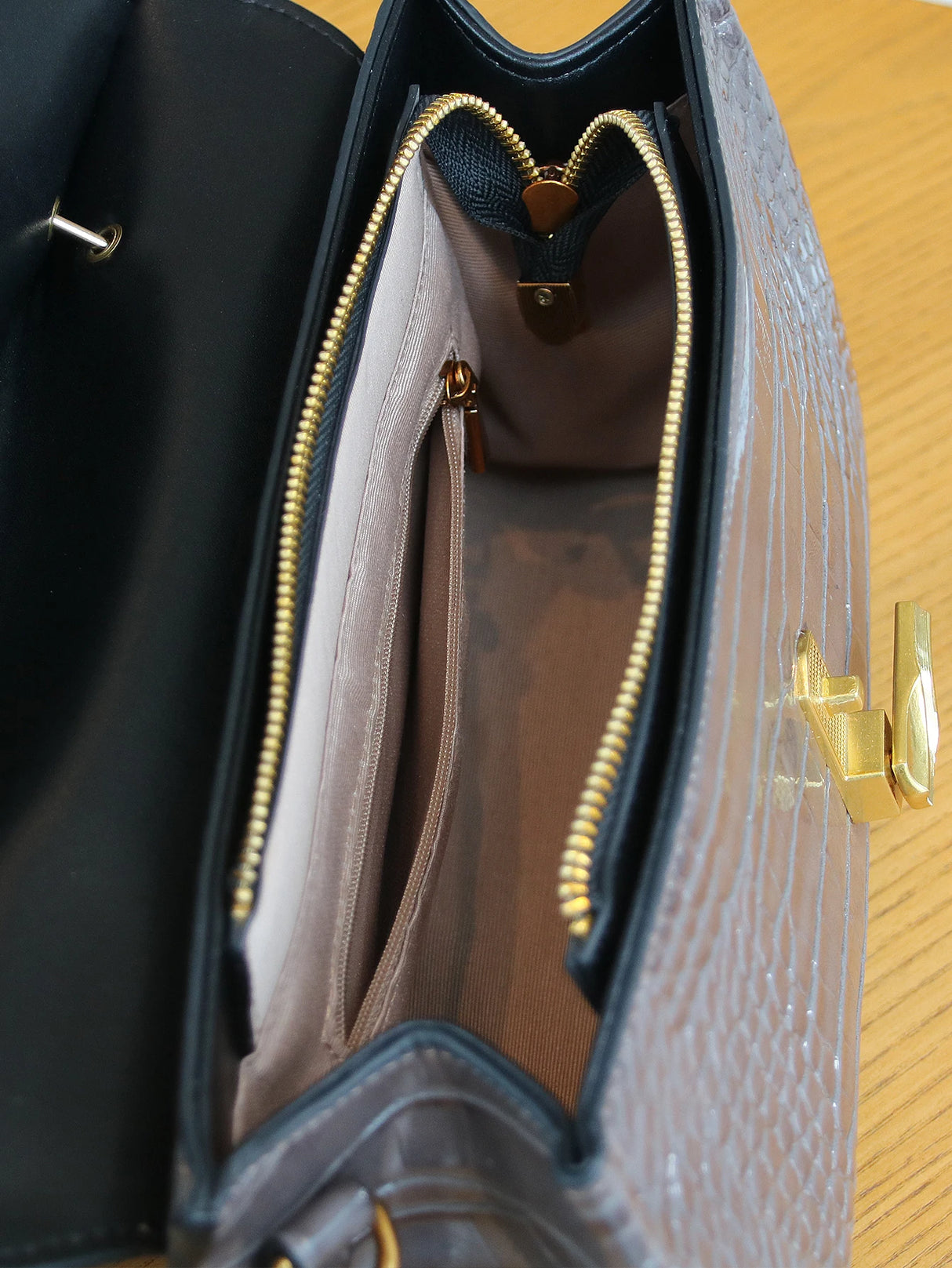 Compartment of Retro Snake-shaped High-grade Handbag