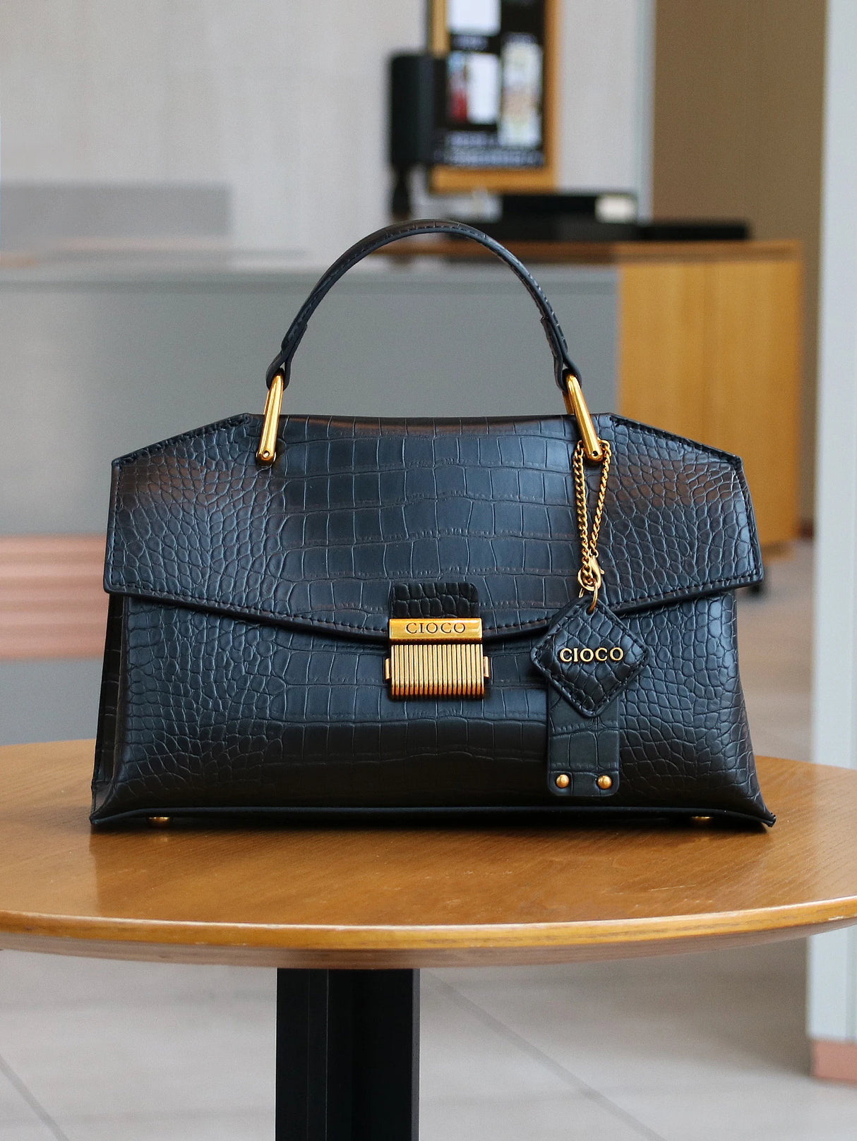 Black Retro Snake-shaped High-grade Handbag