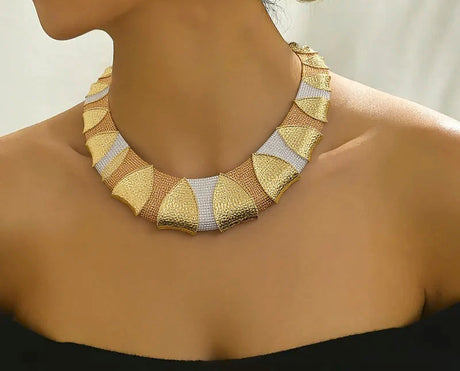 Model using Round Chunky Choker Dubai Gold Plated Jewelry Set