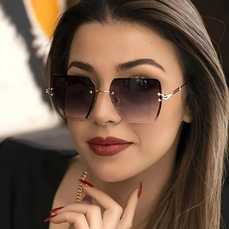 Model Using Summer Gradient Square Rimless Sunglasses