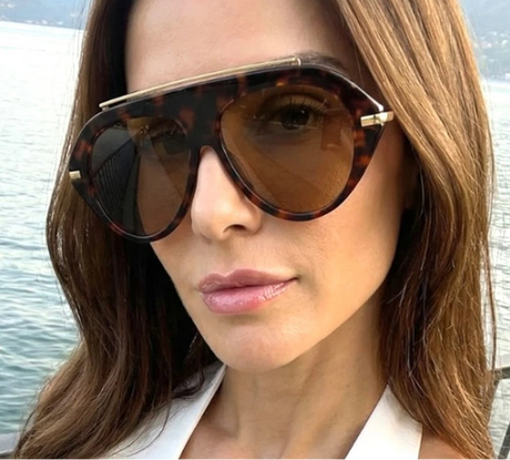 Model Using Vintage Big Size UV400 Sunglasses