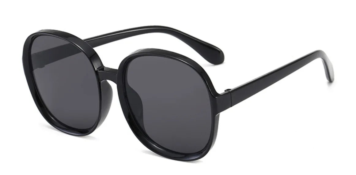 Women’s oversized round vintage sunglasses with plastic frame and luxury designer-inspired style.